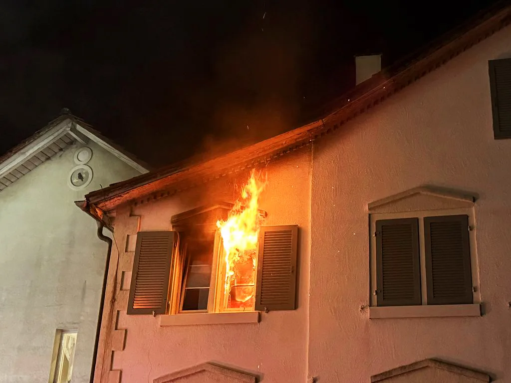 Die Feuerwehr Uster war wegen eines Brands in diesem Mehrfamilienhaus alarmiert worden. Brand in Mehrfamilienhaus in Uster.